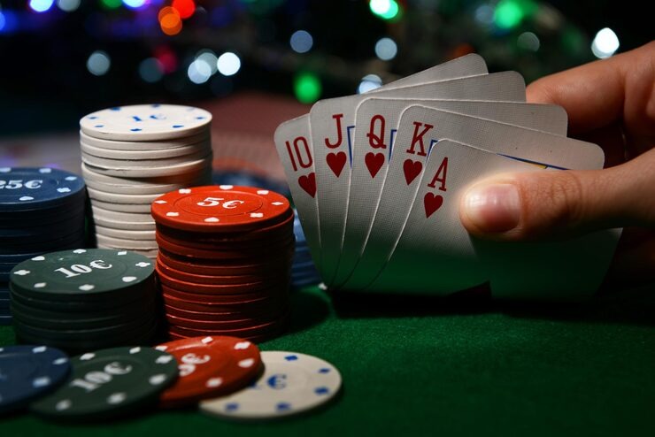 Live dealer spinning roulette wheel at akun slot Lightning Roulette table